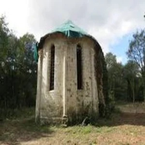 eglise-abandonnee-prieure-notre-dame-des-moulineaux-poigny-la-foret-poigny-la-foret-1.webp